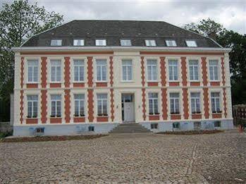 Chateau De Moulin Le Comte Bed & Breakfast